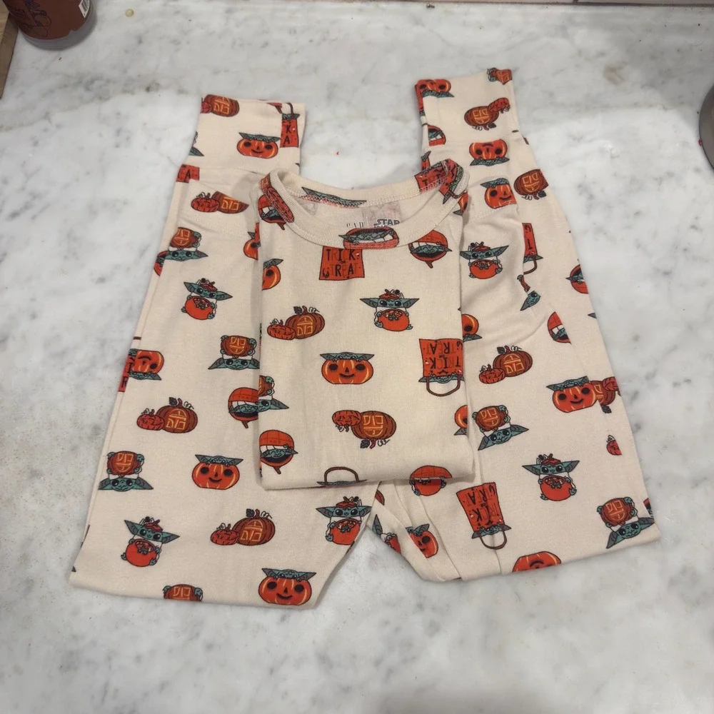 GAP Star Wars Baby Yoda Halloween Pajamas Size 8 Kids Snug Fit Organically Grown